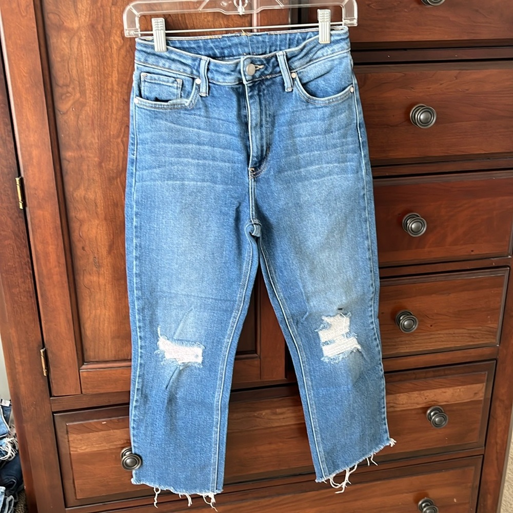 Medium washed cropped ankle jeans! Size 28.